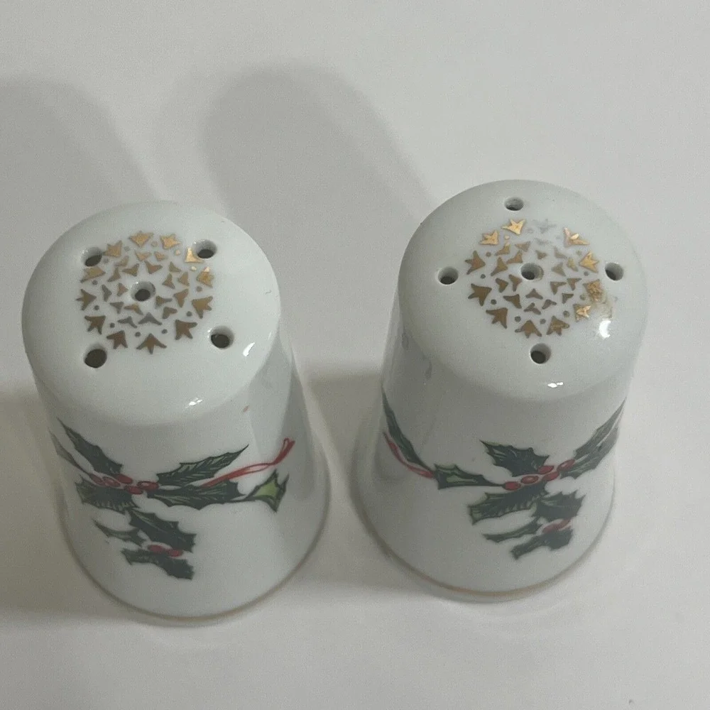 Vintage‎ Lefton Christmas Salt & Pepper Shaker Set Holly Berries Japan 03034
